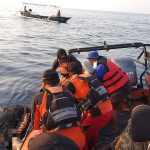 Tim SAR evakuasi jasad nelayan di perairan Temukus Buleleng. Foto: ist