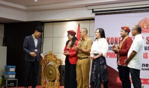Ketua Presidium PMKRI bersama Deputi Menpora saat pembukaan KSN di Bali,Senin (20/11/2023. Foto: ist