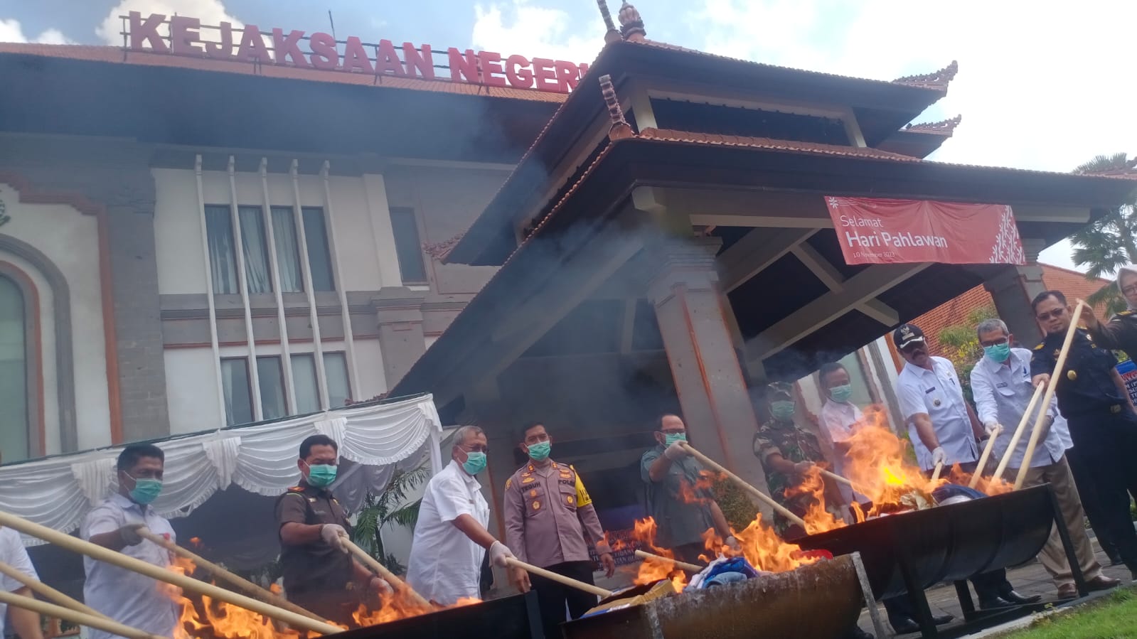 Jajaran Forkompimda membakar barang bukti sitaan di halaman Kejari Badung, Rabu (22/11/2023). Foto: Lintasnusanews.com/Ambros Boli Berani