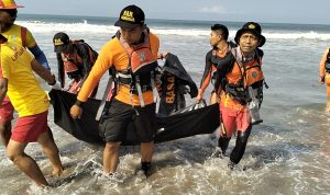 Tim SAR Denpasar mengekuasi jasad turis China di Pantai Petitenget, Rabu (08/11/2023). Foto: Dok Basarnas Bali