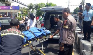 Aparat Polresta Denpasar mengevakuasi jenazah Ruben Ludji ke RSU Prof Ngoerah. Foto: ist