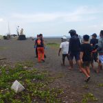 Tim SAR evakuasi jenzah bocah tewas di Pantai Biaung. Foto: ist