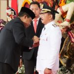 Penyematan tanda jabatan oleh Pj Gubernur Bali, SM Mahendra Jaya kepada Pj Bupati Klungkung, I Nyoman Jendrika. foto: Humas Pemprov Bali