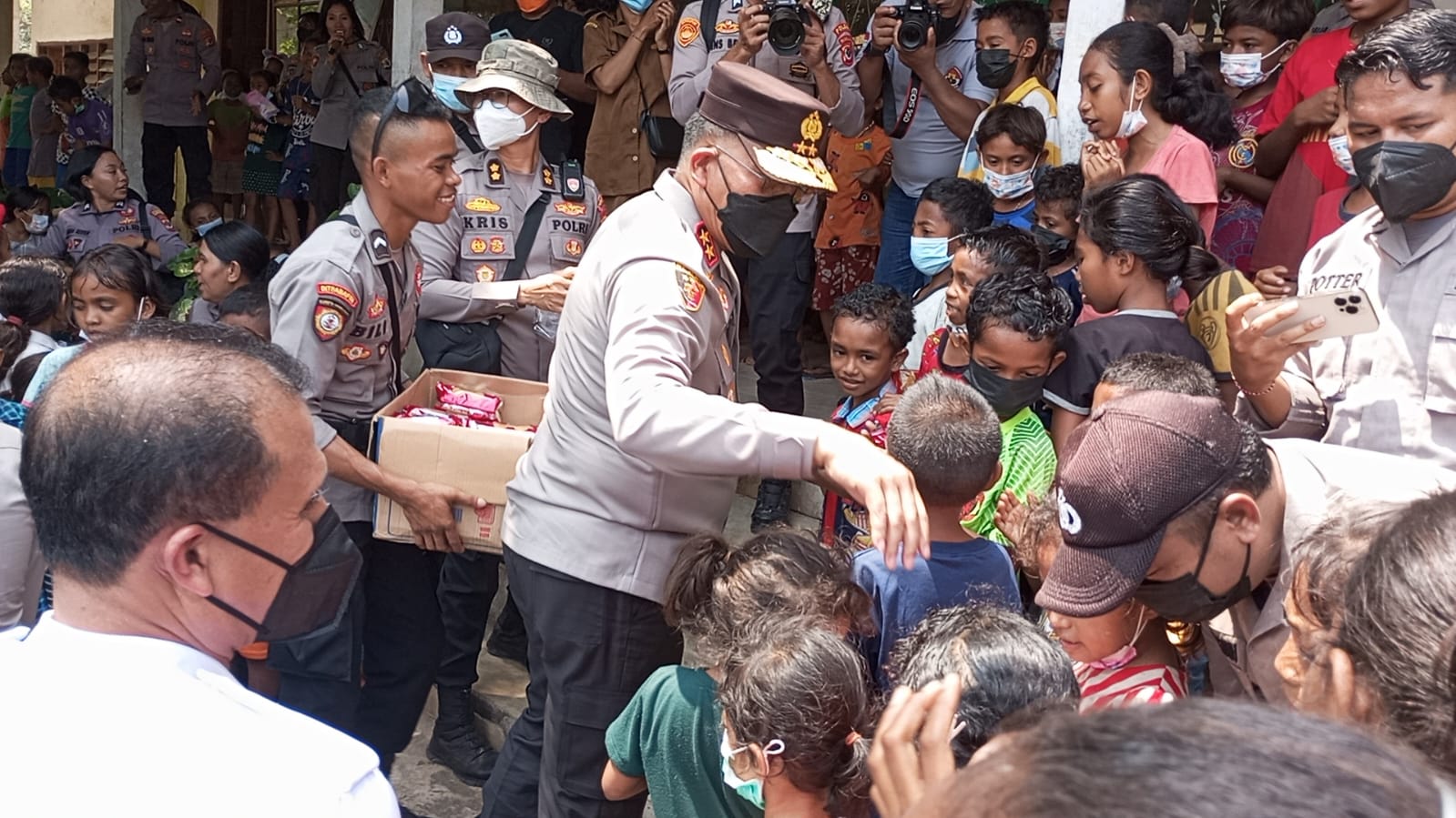 Aparat Polres Flores Timur memberikan bantuan ke pengungsi. Foto: Robert Ola Bebe