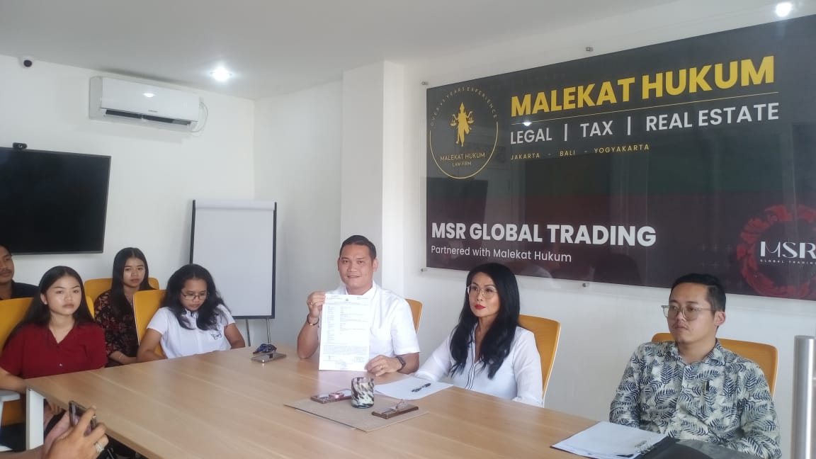 Reinhard Silaban (memegang laporan polisi) didampingi tim lawyer saat jumpa pers di Kantor Malekat Hukum Law Firm, Jl. Pantai Berawa No.35 Canggu Bali.