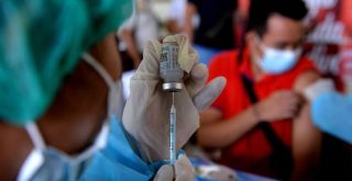 Vaksinasi booster di Denpasar Bali, Rabu (12/1/2022). Foto: Antara